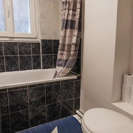 Superb Apt Porte De Clichy Parigi